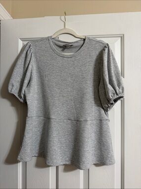 Cable & Gauge Women's Soft Gray Puff Sleeve Peplum Ruffle Blouse Size Large